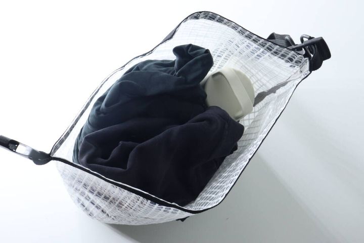 ジムバッグの中にTシャツと白い水筒が入っている様子