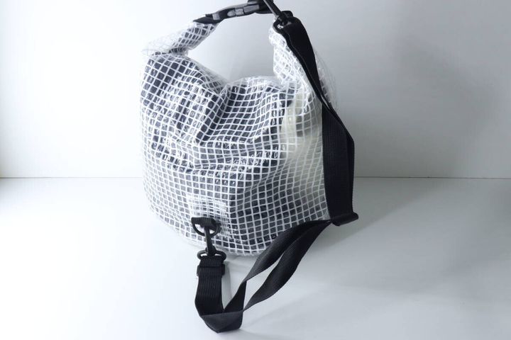 荷物が入ったジムバッグ、ロールトップを巻く前の状態