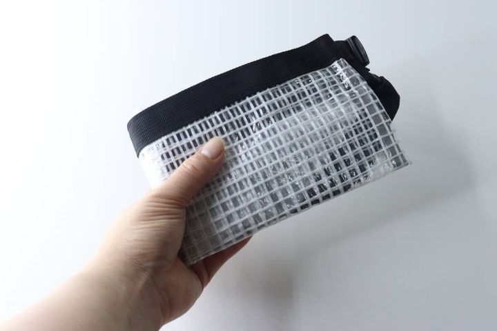 手のひらに乗るほどコンパクトに折りたたんだジムバッグ