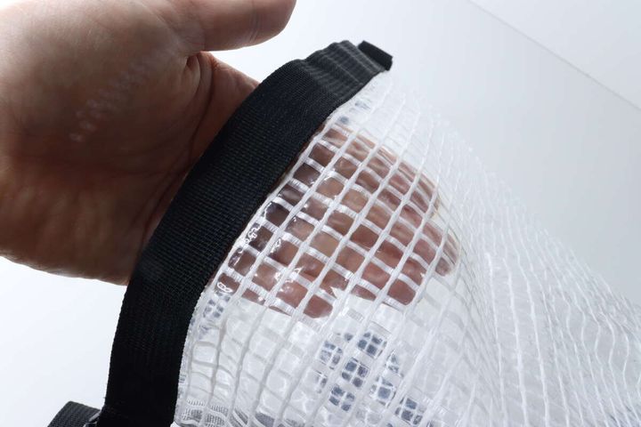 手でジムバッグのメッシュ素材を触り柔らかさを確認