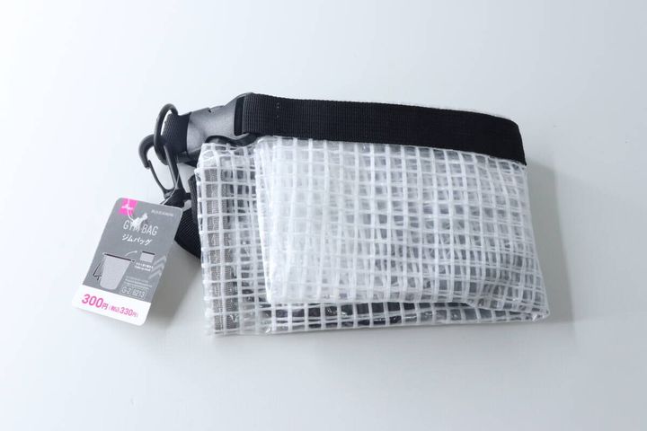 折りたたまれた白いメッシュのジムバッグと商品タグ