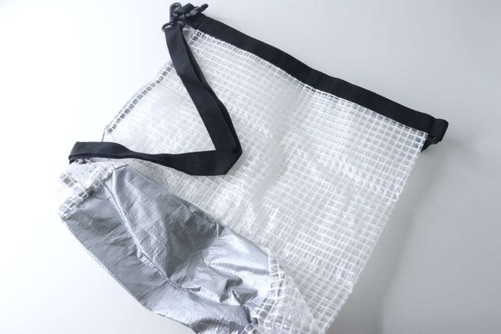 広げた状態のジムバッグ、底面はレジャーシート素材