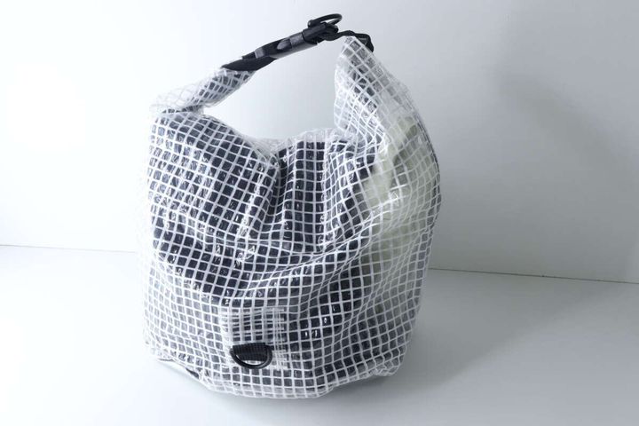 ロールトップを巻き閉じた状態の荷物入りジムバッグ