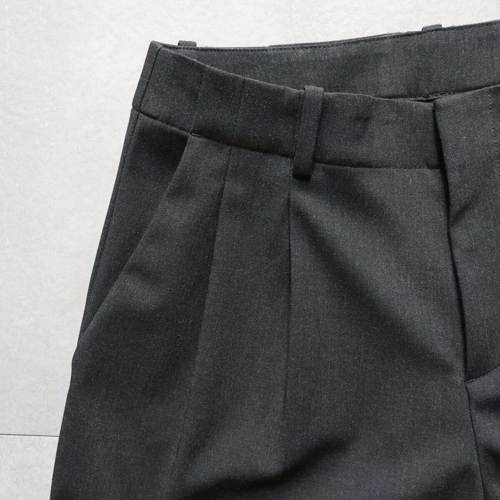 ダークグレーのスマートワイドストレートパンツのサイドポケットとタック