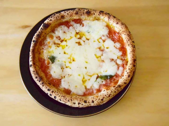 チーズの広がり方は「お店で焼いたマルゲリータ」と少し異なります
