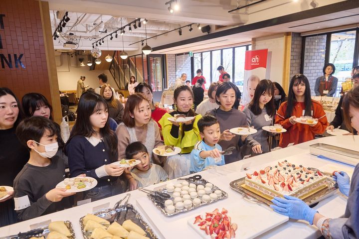 マカロンやいちごショートケーキが並ぶデザートコーナー
