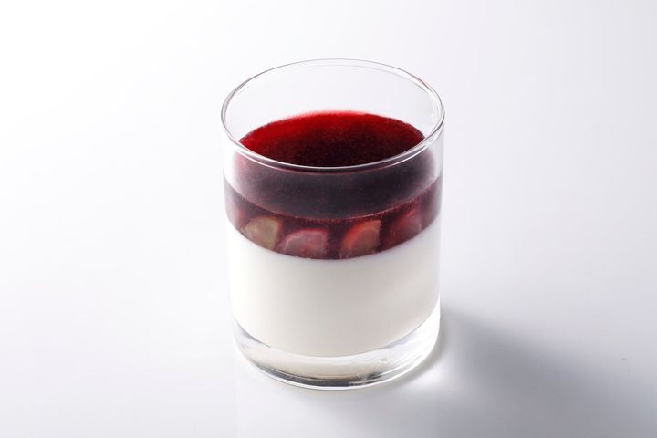 パンナコッタとグレープゼリーを重ねた岩泉ヨーグルトゼリー