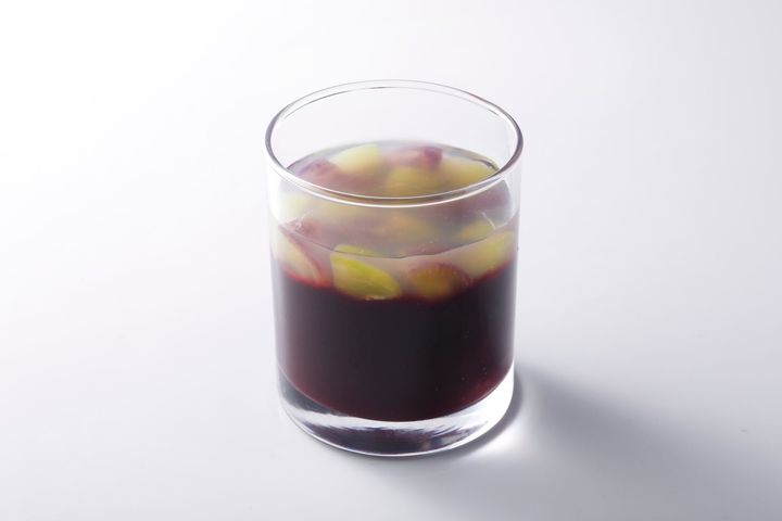 果肉入りの赤紫色ゼリー飲料グレープゼリー