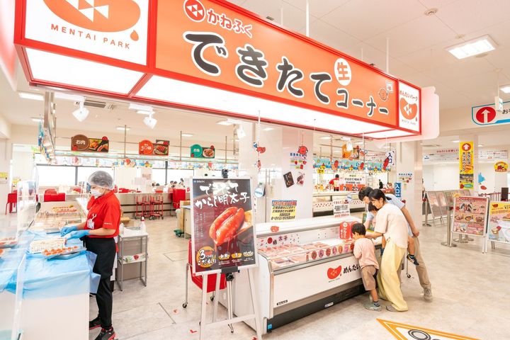 工場直売店「かねふく できたて生コーナー」の店内