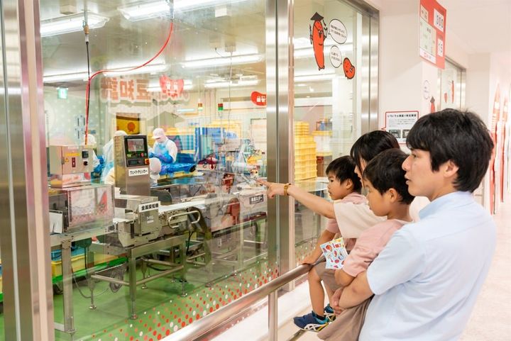 明太子工場ギャラリーの見学の様子