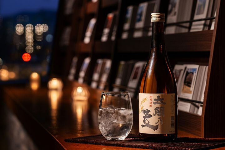 麦焼酎「太閤乃麦」とロックグラス