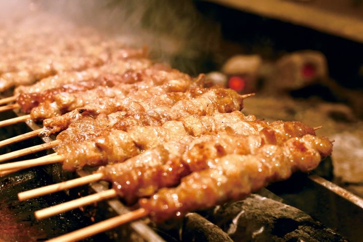 鉄板で焼かれるとり皮ぐるまき