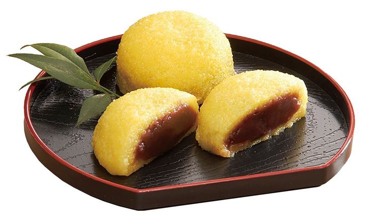 黄色い粒衣に包まれた小池菓子舗のあわまんじゅう