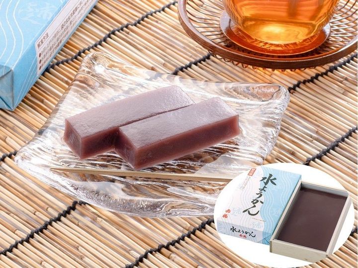 竹すだれとガラス皿に盛られた赤福の水ようかん