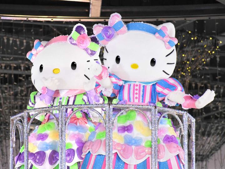 フロートに乗るハローキティたち