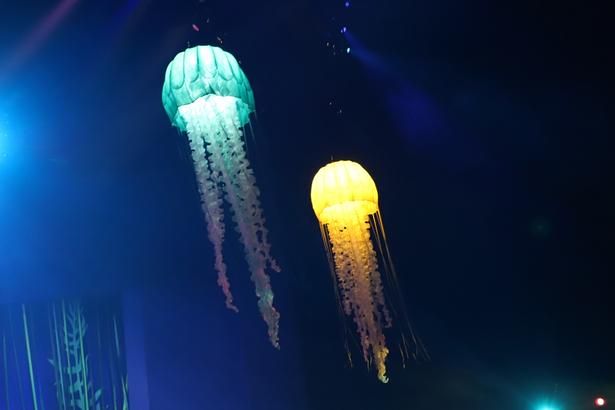 【写真】客席に登場する大きなクラゲのフライングパペットも見応え満点！