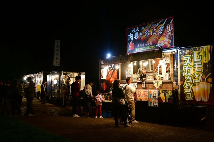 西池周辺に出店するキッチンカーの様子