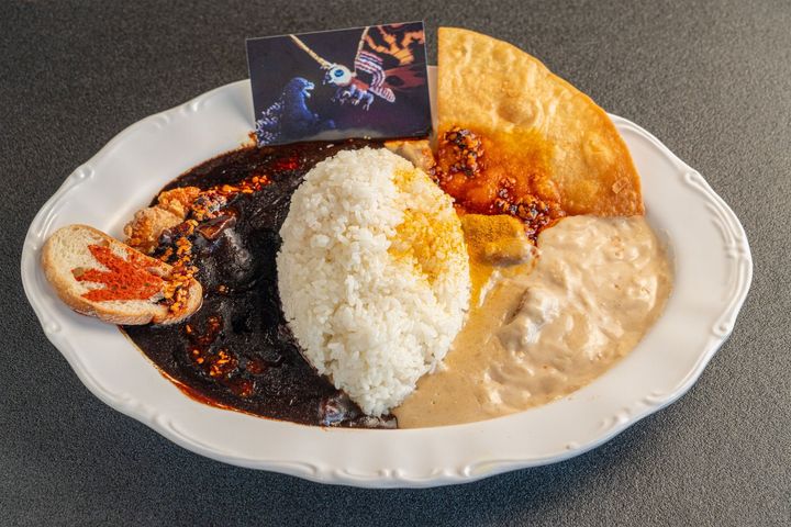 黒と白の2色ルーで盛り付けたゴジラモチーフのカレー