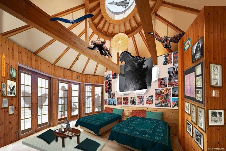 怪獣フィギュアや映画ポスターが並ぶ宿泊部屋