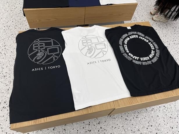  SOUVENIR TEE(左、中央)、JAPAN CRAFT Tシャツ(最右)