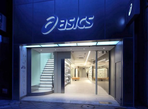 ASICS FLAGHIP SHINJUKU 店舗前 アシックス社提供
