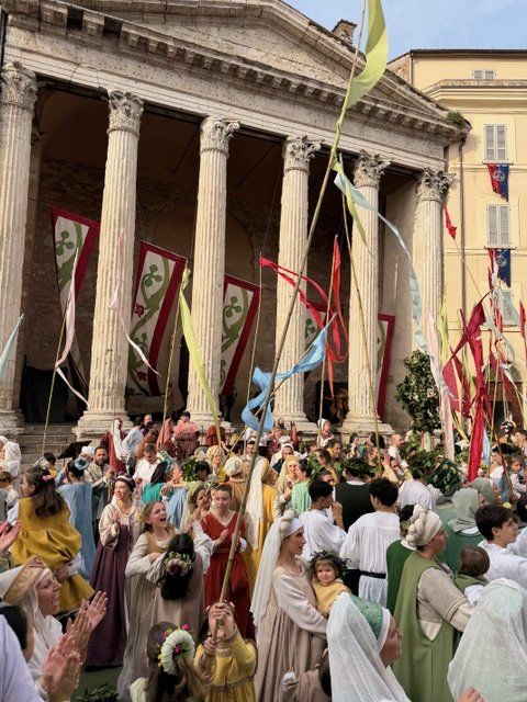 イタリア・ウンブリア州｜中世の装いでパレード！ 春の祭典「カレンディマッジョ（Calendimaggio）」とは？【夢見るパリ】