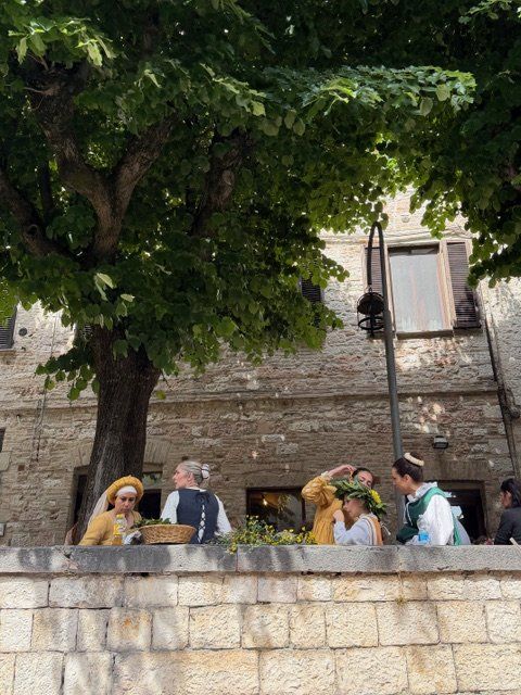 イタリア・ウンブリア州｜中世の装いでパレード！ 春の祭典「カレンディマッジョ（Calendimaggio）」とは？【夢見るパリ】