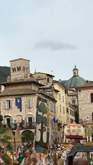 イタリア・ウンブリア州｜中世の装いでパレード！ 春の祭典「カレンディマッジョ（Calendimaggio）」とは？【夢見るパリ】
