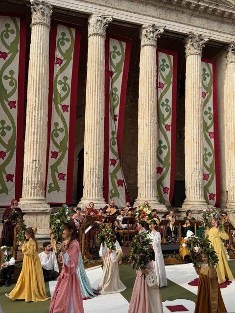イタリア・ウンブリア州｜中世の装いでパレード！ 春の祭典「カレンディマッジョ（Calendimaggio）」とは？【夢見るパリ】