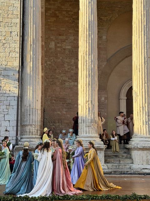 イタリア・ウンブリア州｜中世の装いでパレード！ 春の祭典「カレンディマッジョ（Calendimaggio）」とは？【夢見るパリ】