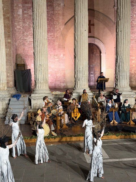 イタリア・ウンブリア州｜中世の装いでパレード！ 春の祭典「カレンディマッジョ（Calendimaggio）」とは？【夢見るパリ】