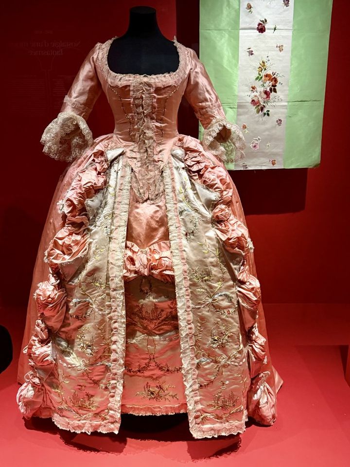 パリ・ガリエラ美術館へ。18世紀のフランスのファッション革命【夢見るパリ】