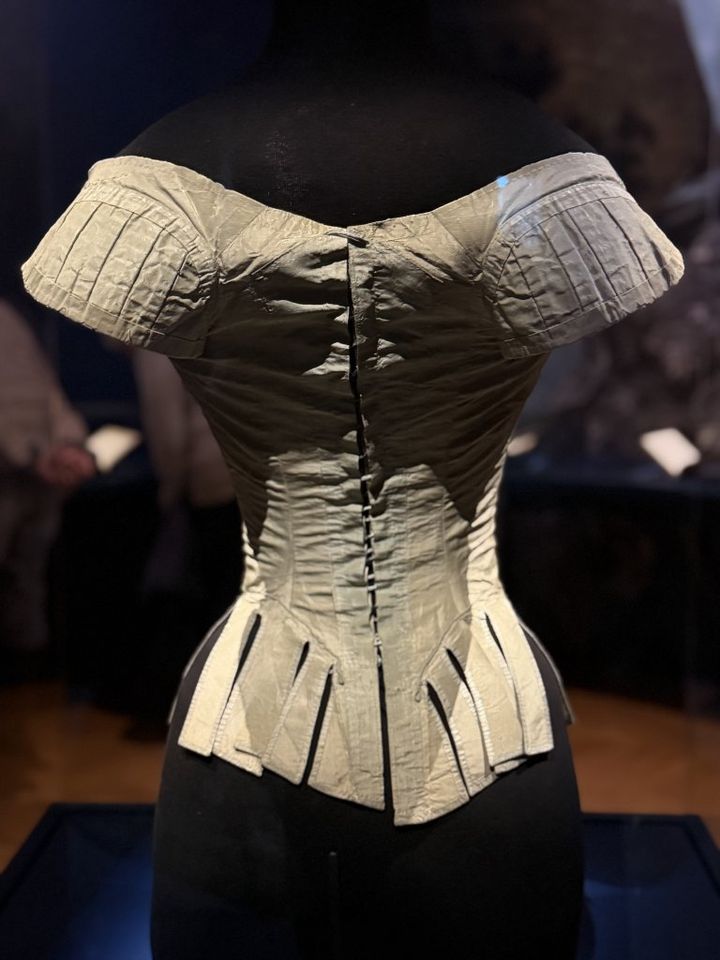 パリ・ガリエラ美術館へ。18世紀のフランスのファッション革命【夢見るパリ】
