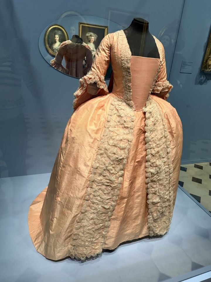 パリ・ガリエラ美術館へ。18世紀のフランスのファッション革命【夢見るパリ】