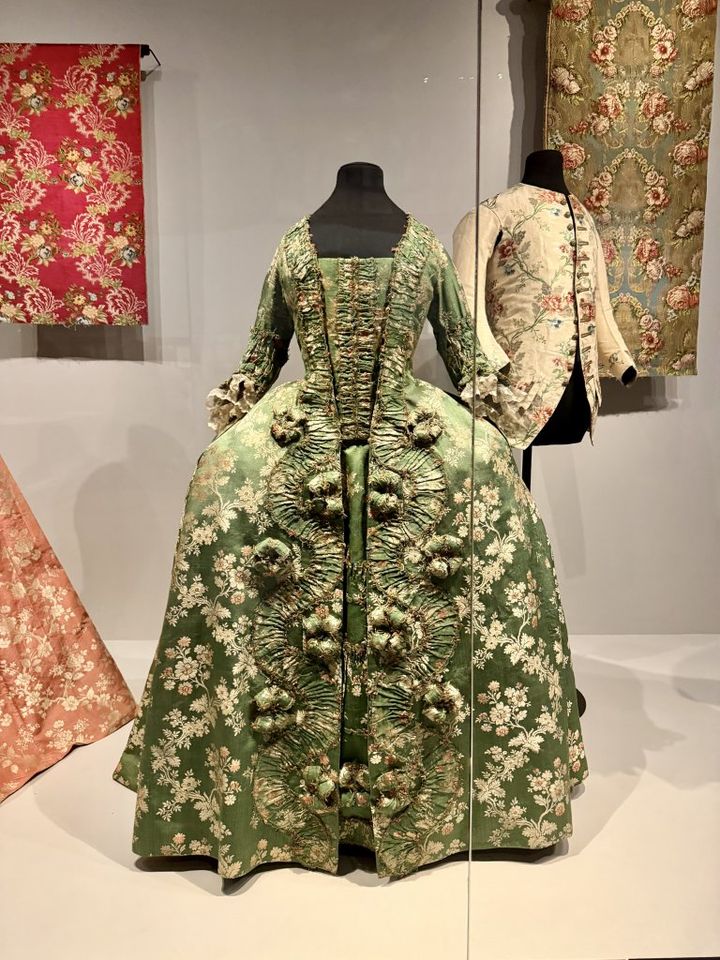 パリ・ガリエラ美術館へ。18世紀のフランスのファッション革命【夢見るパリ】