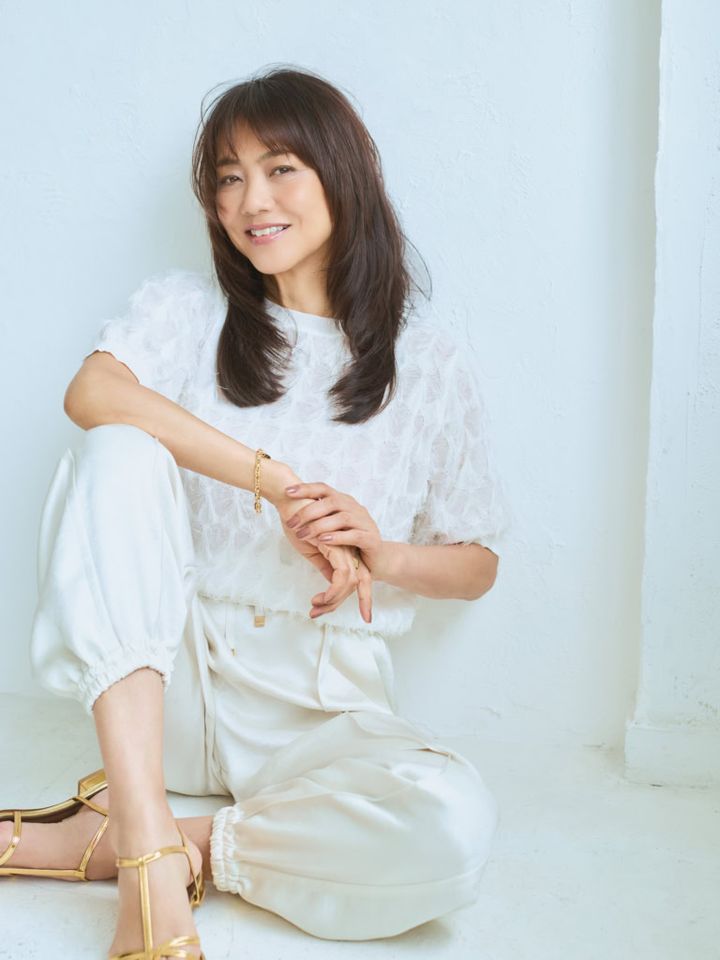 ニット¥14,850／ルージュ・ヴィフ アンナ（アバハウスインターナショナル オンラインストア）、パンツ¥34,100／ウィークエンド、サンダル¥15,400／ダイアナ（ダイアナ 銀座本店）、ブレスレット¥20,900、リング¥24,200／ともにワンエーアールバイウノアエレ（ウノアエレ ジャパン）