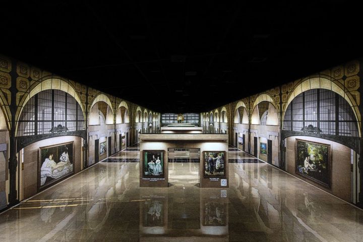 「オルセー特別展」の様子。オルセー美術館の空間や所蔵作品が投影される