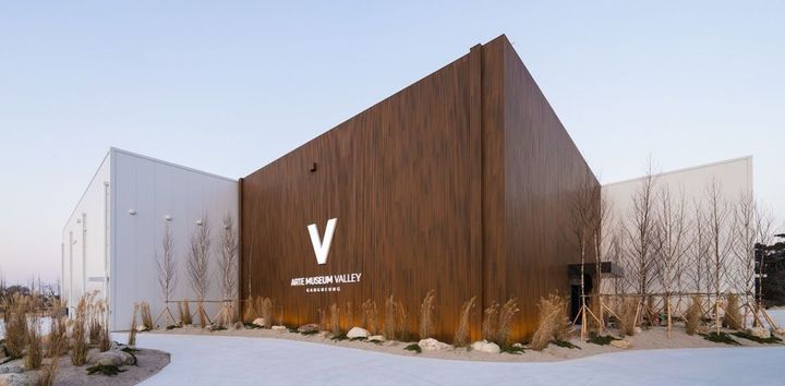 VALLEYの頭文字「V」が大きく描かれた外観が目印