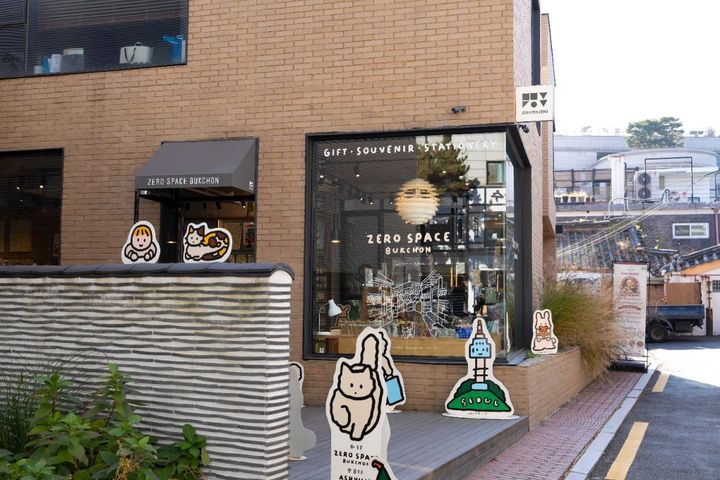 「ゼロ・スペース」ではポップなイラストがお出迎え 