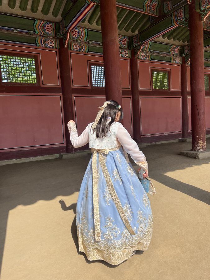 景福宮で写真撮影。赤い柱や壁を背景にすると韓国らしい写真が撮れる