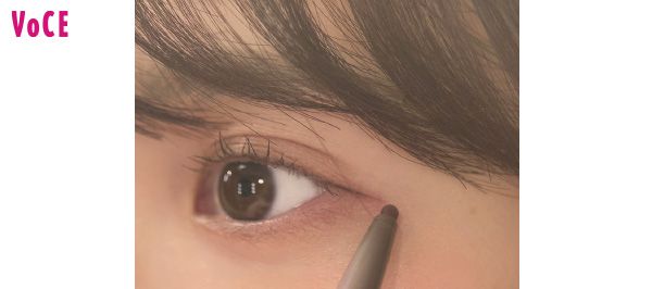 アイラインは自然に目尻から2〜3mm