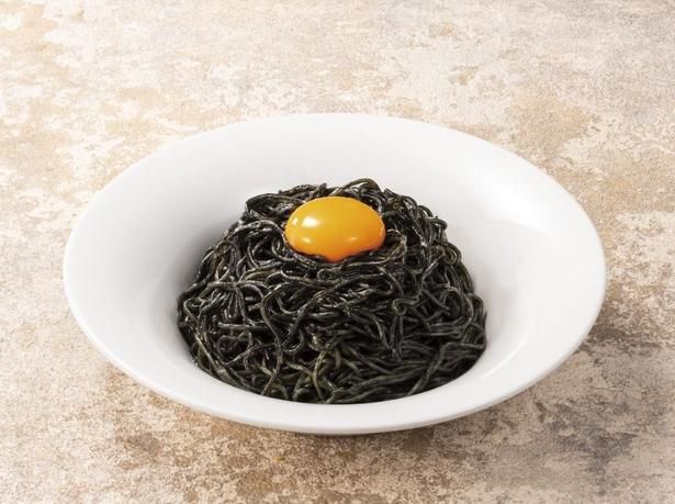 大胆なビジュアル！「黒麺×ガーリックライスの満月仕立て」