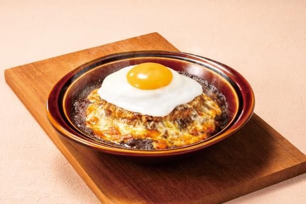 「月見ハンバーグカレードリア」は香り立つスパイス感のあるカレーにハンバーグの旨みをプラス。まろやかなチーズと卵のコクが全体を包み込む
