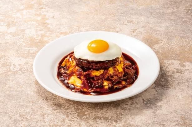 「月見バーグ&オムライス」。デニーズ不動の人気メニュー「とろ～り卵とチーズのオムライス」に月見ハンバーグをのせたボリューム満点の一品