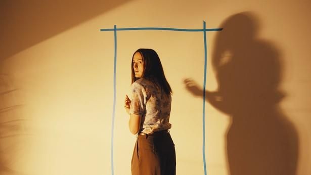 ドルビーアトモスの立体音響で、その圧迫感と没入感が増幅する！ [c]2026 Backrooms Rights LLC, PC Films, LLC. All Rights Reserved.