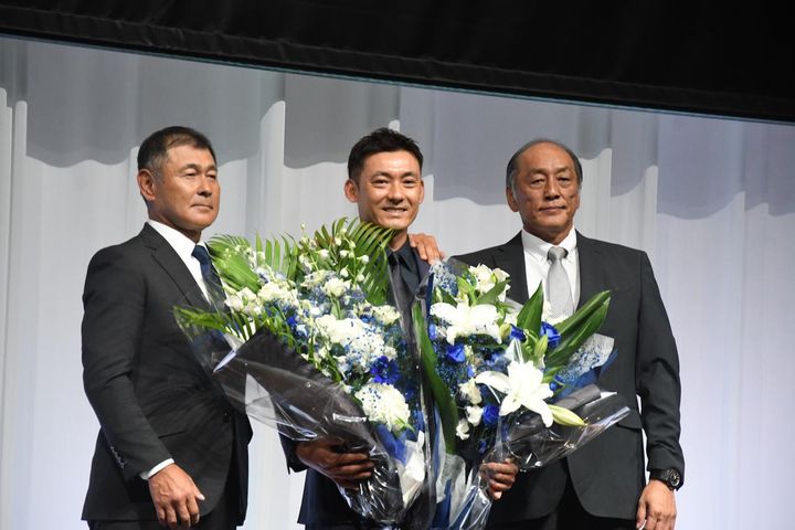 画像: (C)JUN.S 引退会見で、田辺徳雄氏（左）、渡辺久信氏（右）から花束を受け取り、記念撮影に臨む栗山巧選手