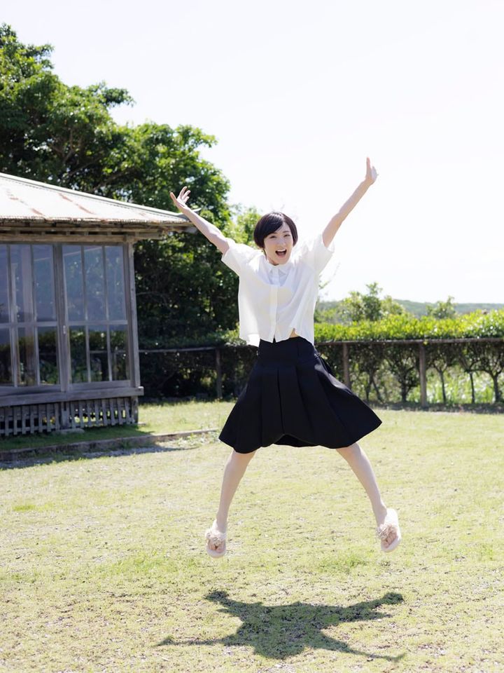 生駒里奈写真集『ルリカケス』 撮影：青山裕企 ワニブックス刊