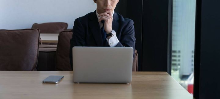 考える人