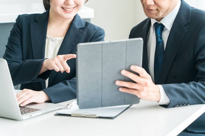 話す人