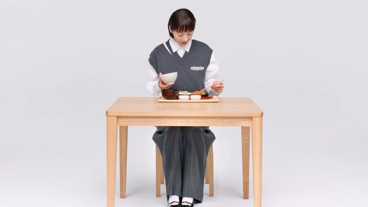 定食を味わう夏帆さん